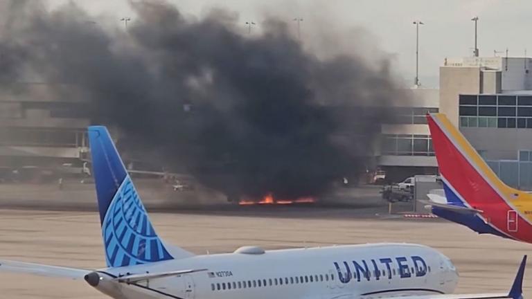 Αεροπλάνο της American Airlines τυλίχθηκε στις φλόγες στο αεροδρόμιο του Ντένβερ