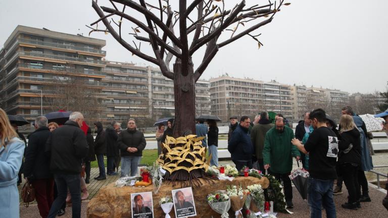 Θεσσαλονίκη: Σε κλίμα βαθιάς συγκίνησης τα αποκαλυπτήρια του «Δέντρου Μνήμης» για τους 57 νεκρούς των Τεμπών 