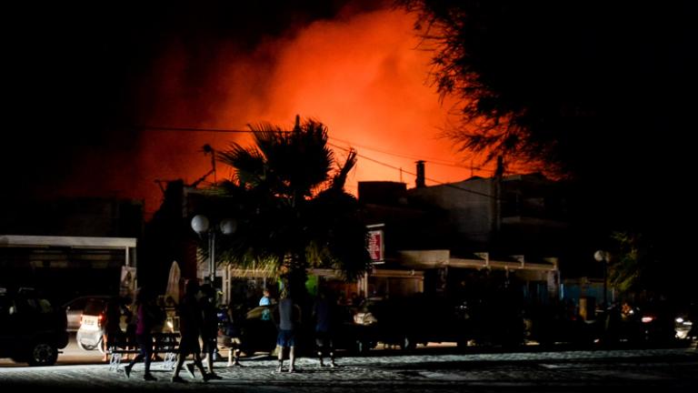 Η Αθήνα άδειασε από κόσμο και γέμισε με αποκαΐδια (ΦΩΤΟ)