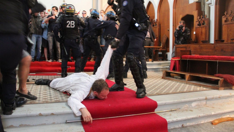 Γαλλία: Η αστυνομία απομάκρυνε δια της βίας ιερέα και πιστούς από εκκλησία