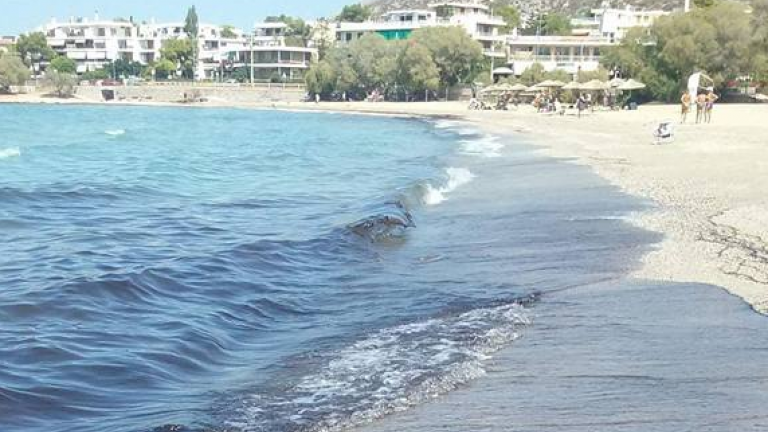 Κομμάτια από μαζούτ έφτασαν μέχρι και στην κεντρική παραλία της Σαρωνίδας (ΦΩΤΟ)